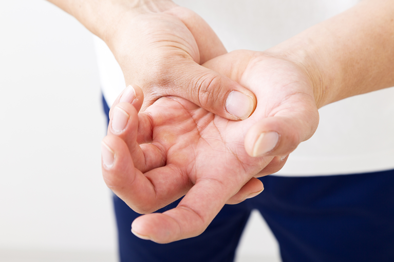 手や手指の痛み・しびれ・違和感はございませんか？